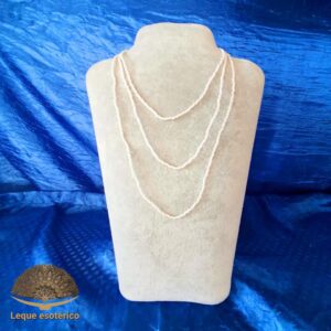 Fio de missangas brancas