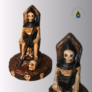Figura artesanal de Exu Caveira com detalhes dourados e caveiras na base