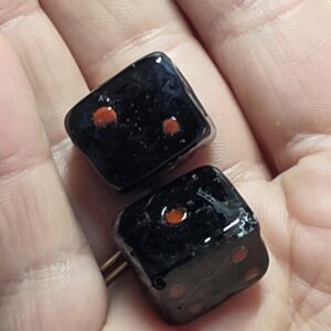 Firma Dado Preto c vermelho