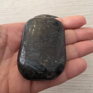 Nuummite – Proteção Profunda e Poder Espiritual 90 a 100g