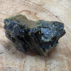 Epidoto Bruto em Matriz – 60g | 5 cm