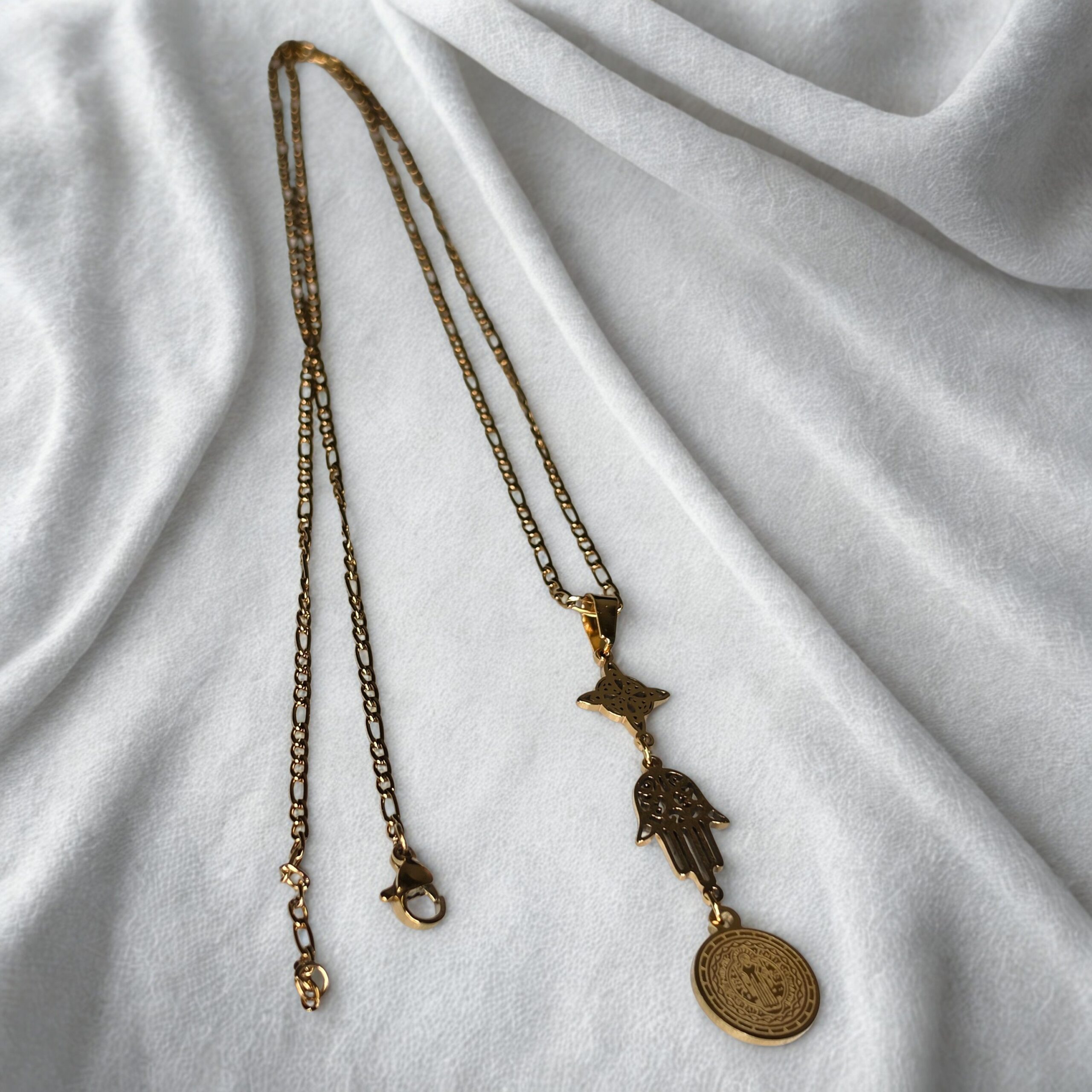 Colar com nó de bruxa Mão de Fátima, Medalha de São Bento – Aço Inoxidável Dourado