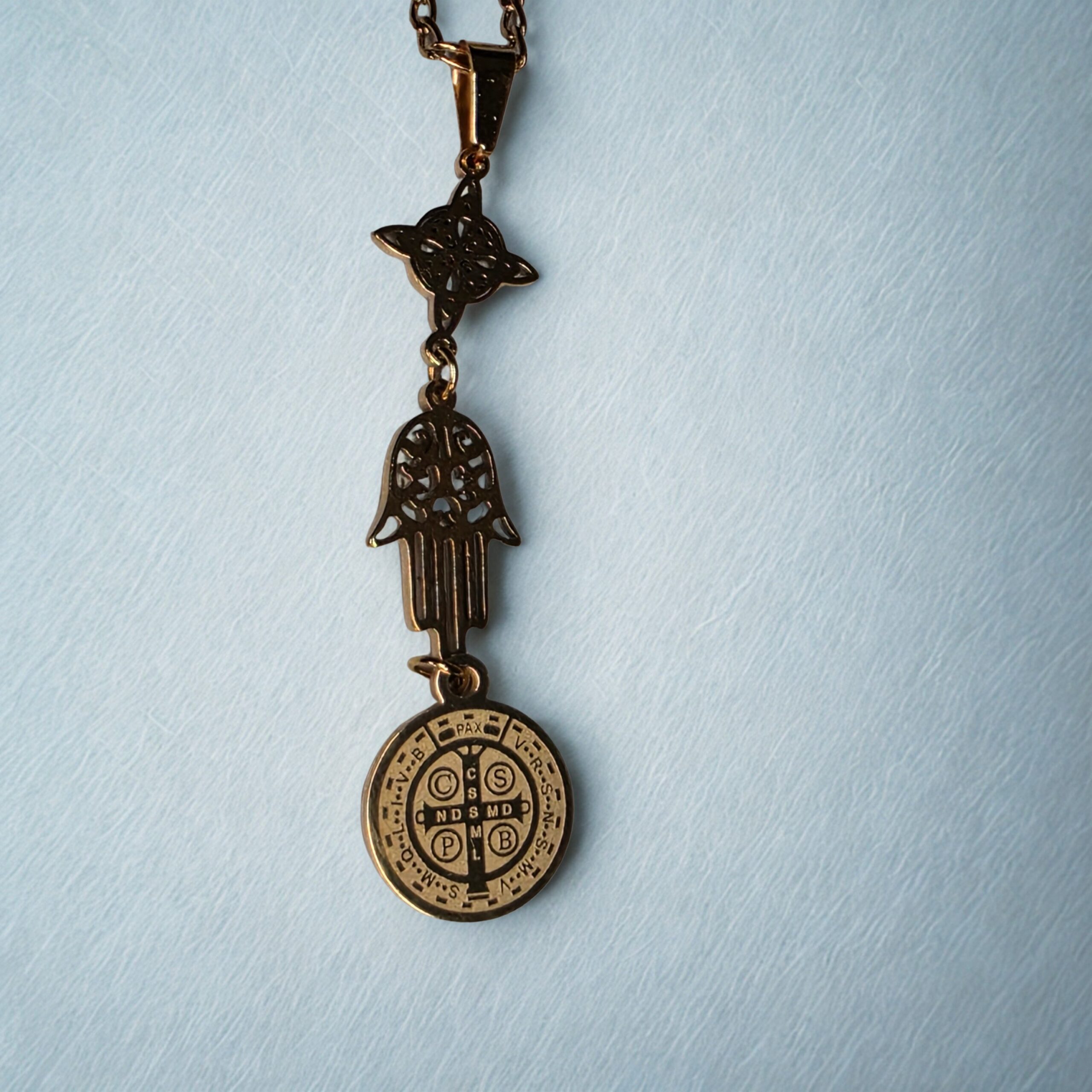 Colar com nó de bruxa Mão de Fátima, Medalha de São Bento – Aço Inoxidável Dourado - Image 3