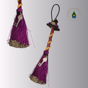 Vassoura de Bruxa Decorativa com Chapéu e Chave – Roxa