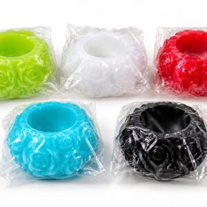 Porta-tealights com rosas em relevo nas cores verde, branco, vermelho, azul-turquesa e preto